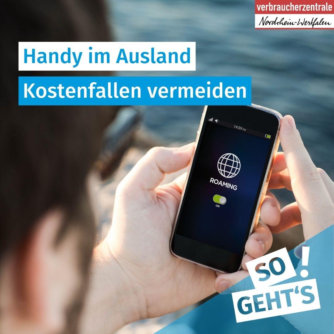 Mann am Meer hält Smartphone in seinen Händen, das Display zeigt "Roaming" an. Logo der Verbraucherzentrale Nordrhein-Westfalen sowie Text: "Handy im Ausland: Kostenfallen vermeiden. So geht's"
