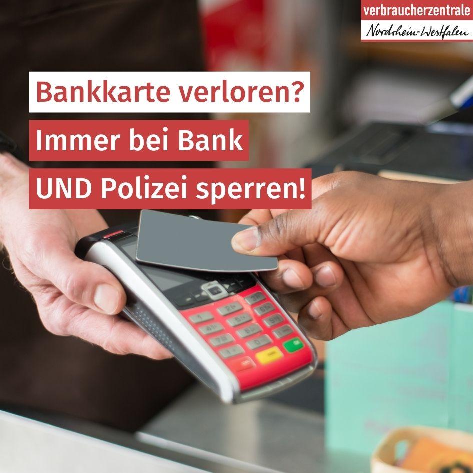Jemand zahlt mit Karte, darüber ist geschrieben: "Bankkarte verloren? Immer bei Bank UND Polizei sperren!