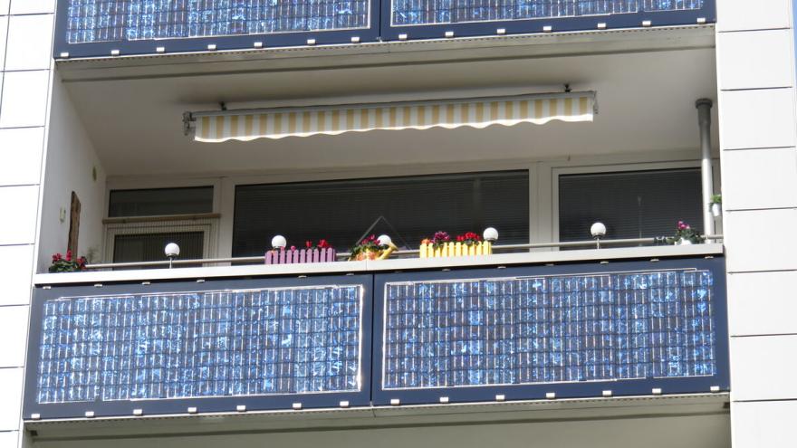 Zwei Balkonsolarmodule an Balkon