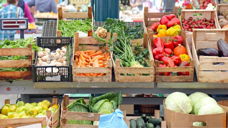 Ein Marktstand mit Gemüse