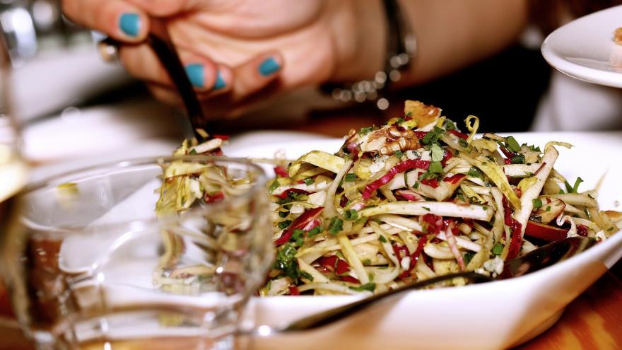 Ein Salat aus Chicoree und Radicchio in einer Schale