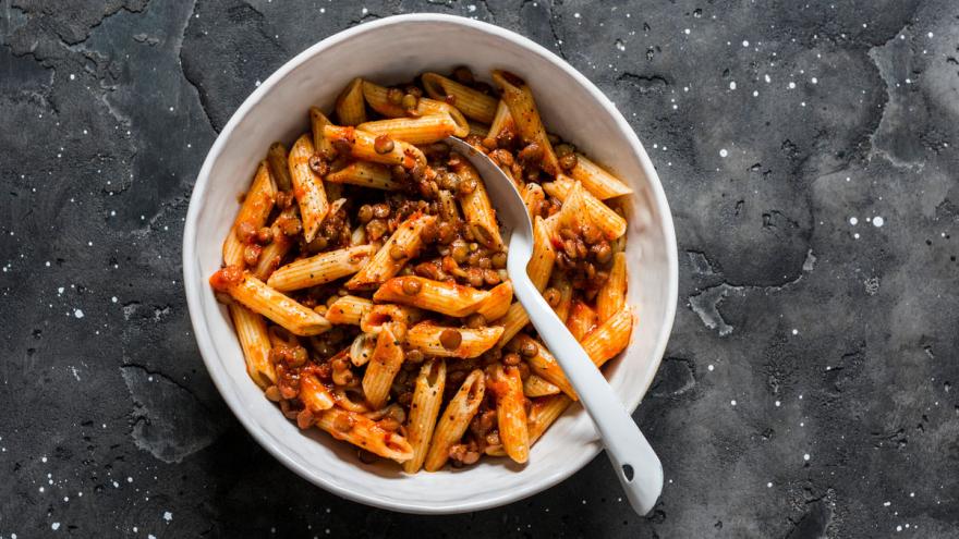 Eine Schüssel Nudeln mit Linsen-Bolognese